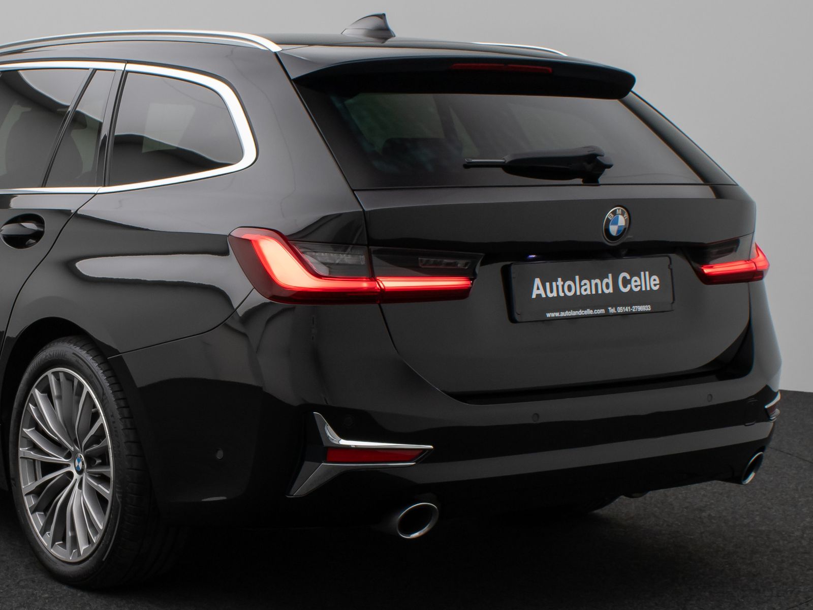 Fahrzeugabbildung BMW 320d xD LuxuryLine Kamera HUD DAB H/K AHK Komfor