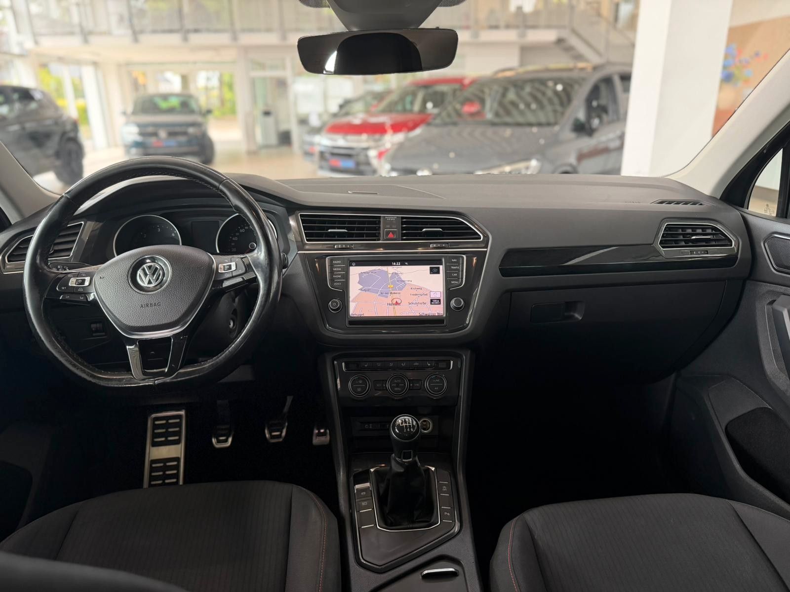 Fahrzeugabbildung Volkswagen Tiguan 2.0TDI Sound SITZHZG ACC NAVI AHK 8xALU