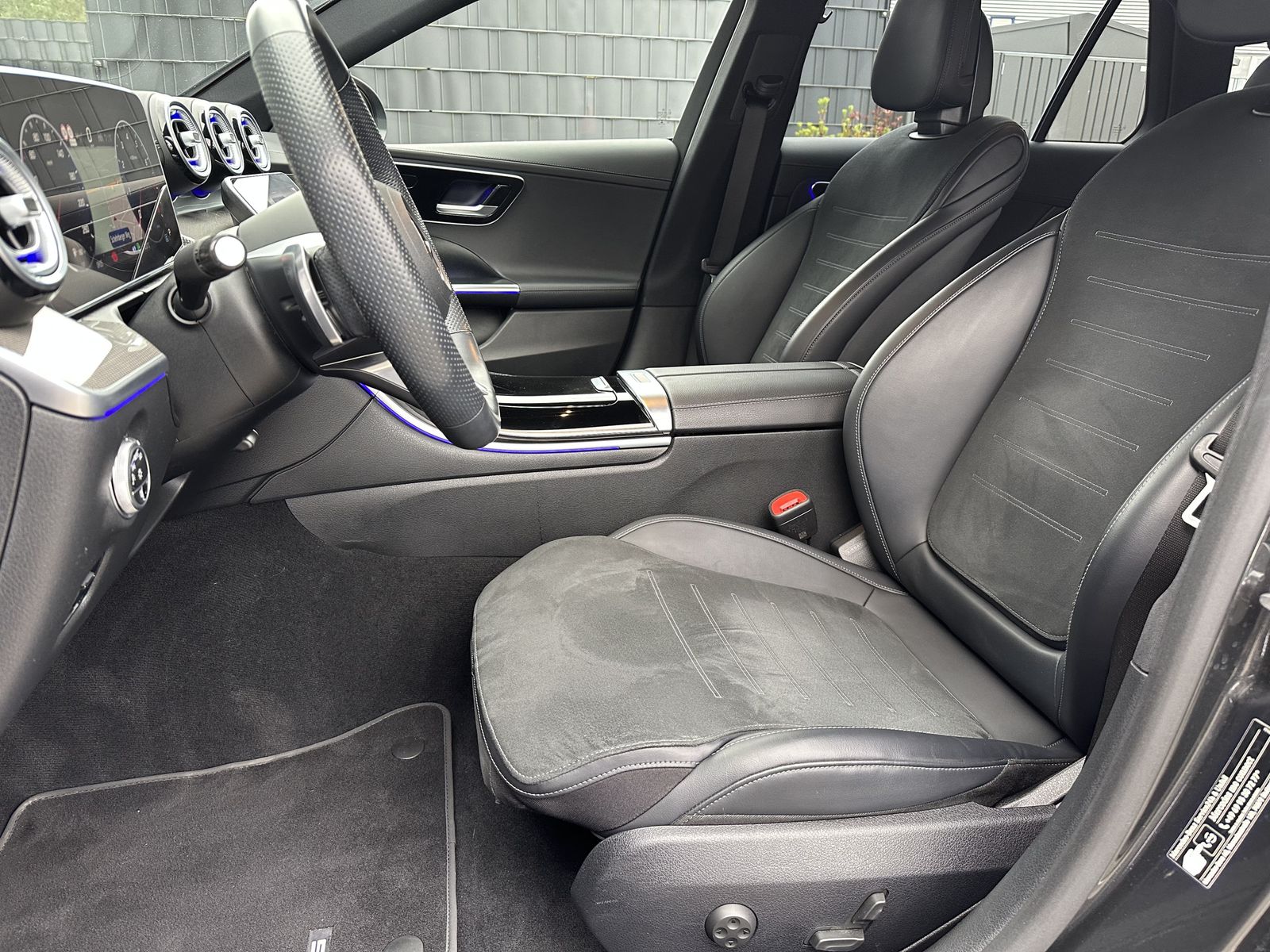 Fahrzeugabbildung Mercedes-Benz C 300 T AMG-Line NAV+LED+NIGHT+KEYLESS+DISTRONIC