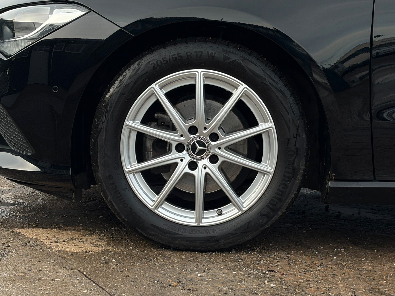 Fahrzeugabbildung Mercedes-Benz CLA 180 SB SHZ LKA TEMP MBUX Navi Wifi CarPlay