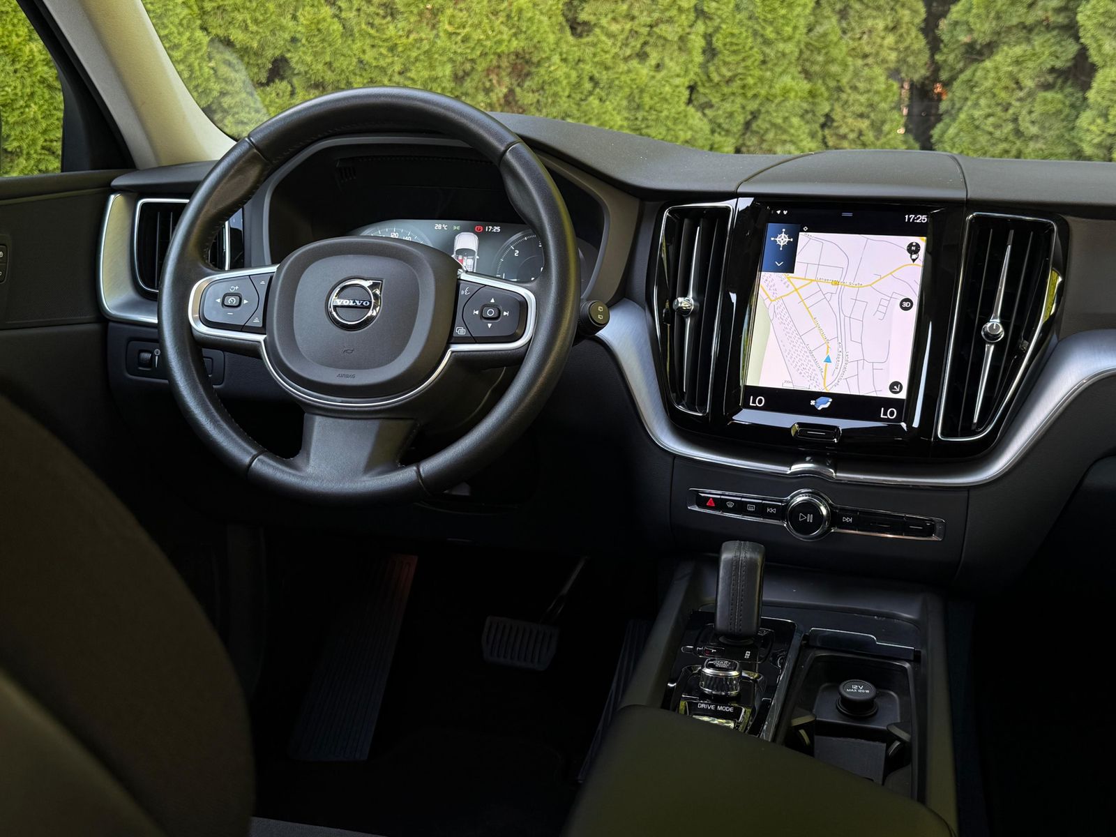 Fahrzeugabbildung Volvo XC60 Momentum Pro 2WD LED+NAVI+AHK+KAM+PARK+DAB+