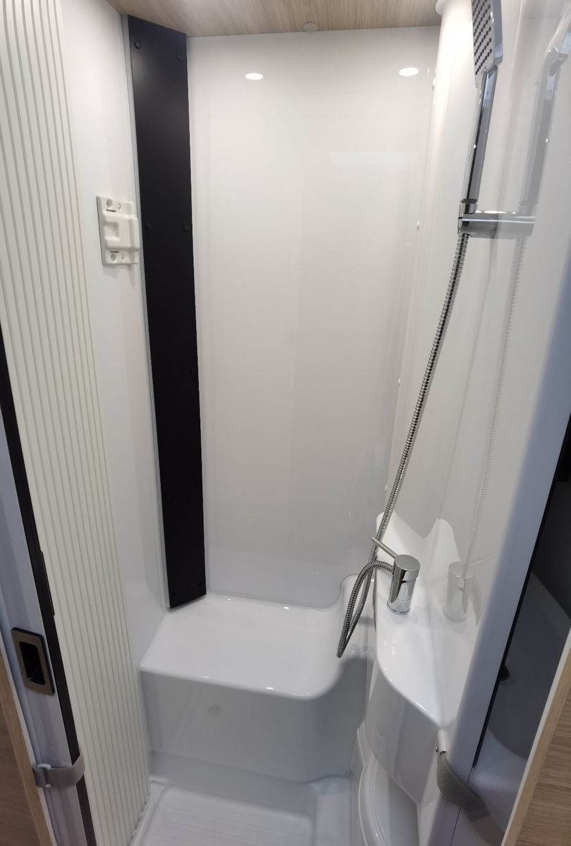 Fahrzeugabbildung Challenger 287 Graphite Edition m. Hubbett