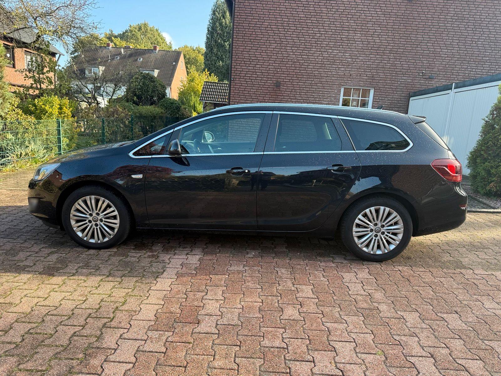 Opel Astra 2011 — rear view