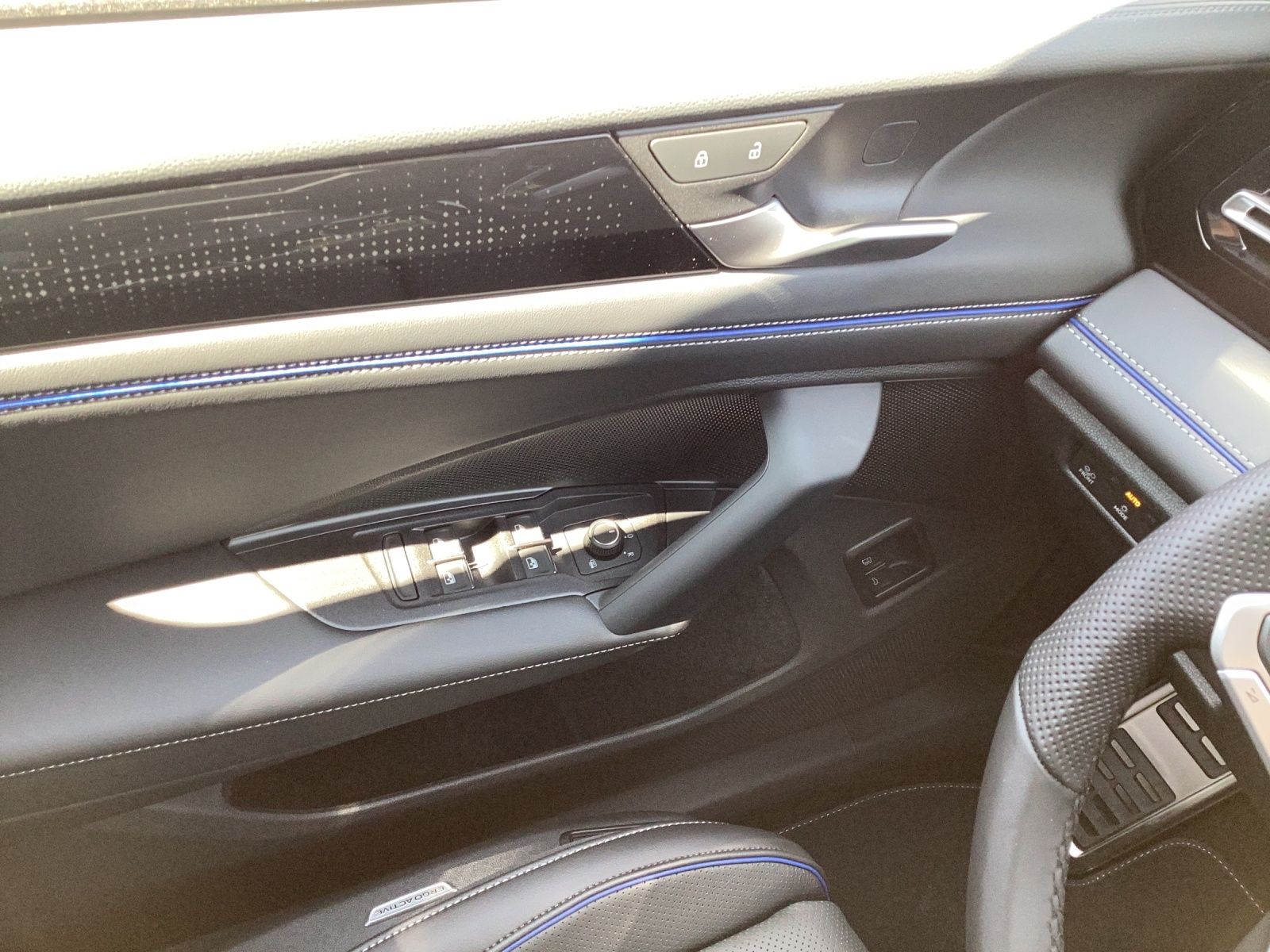 Fahrzeugabbildung Volkswagen Tiguan 1.5 TSI eHybrid 200 kW R-Line AHZV  IQ.LI