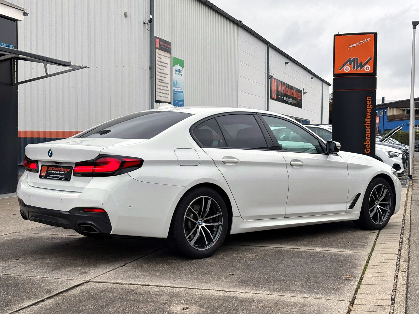 Fahrzeugabbildung BMW 520d Steptr. Limo M-Sport ACC KAM AHK LED SHZ