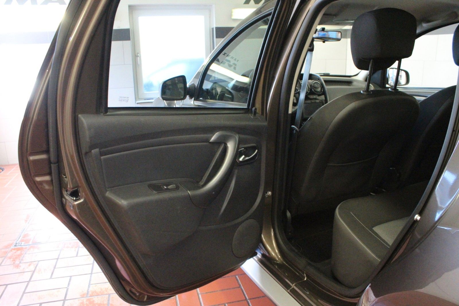 Fahrzeugabbildung Dacia Duster   SCE 115  Laureate   AHK *Navigation*