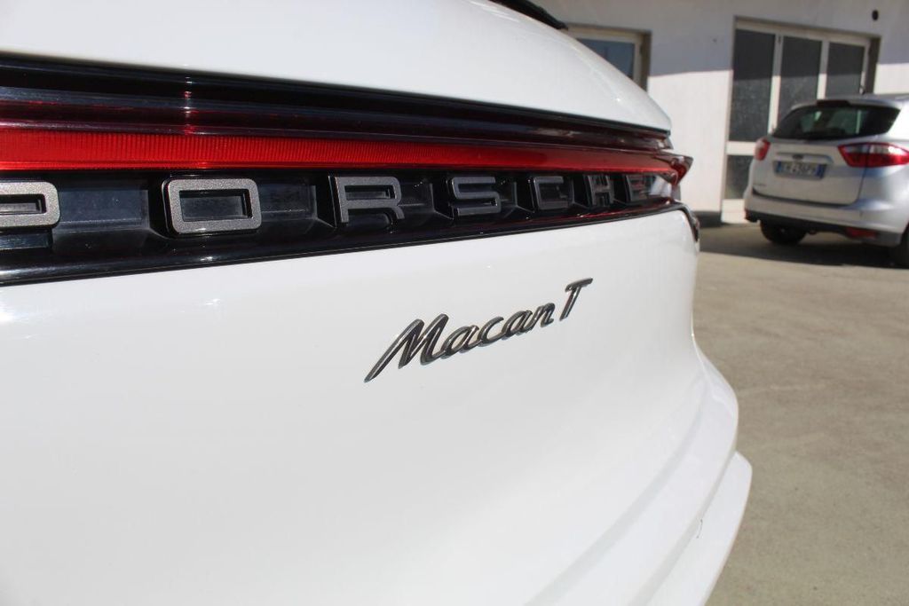 PORSCHE Macan 2023