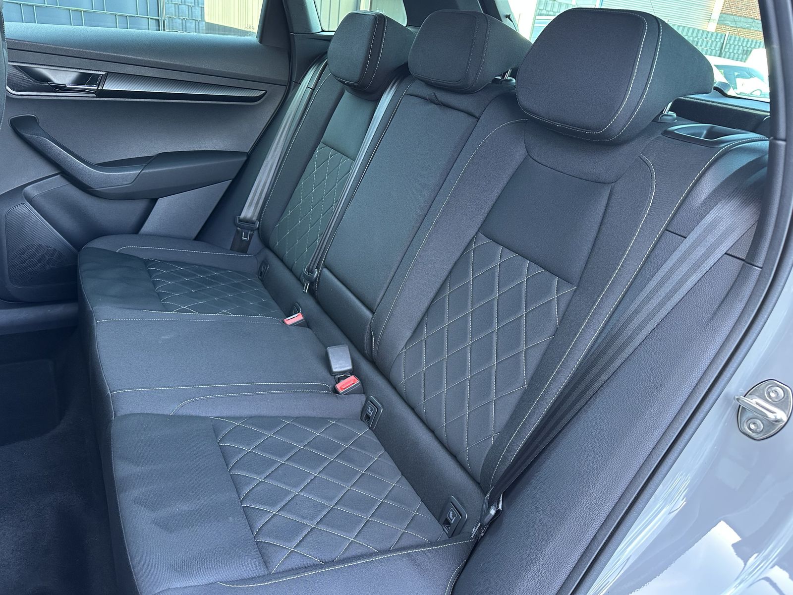 Fahrzeugabbildung SKODA Karoq 1.5 TSI Sportline NAV+LED+CARPLAY+TEMPOMAT