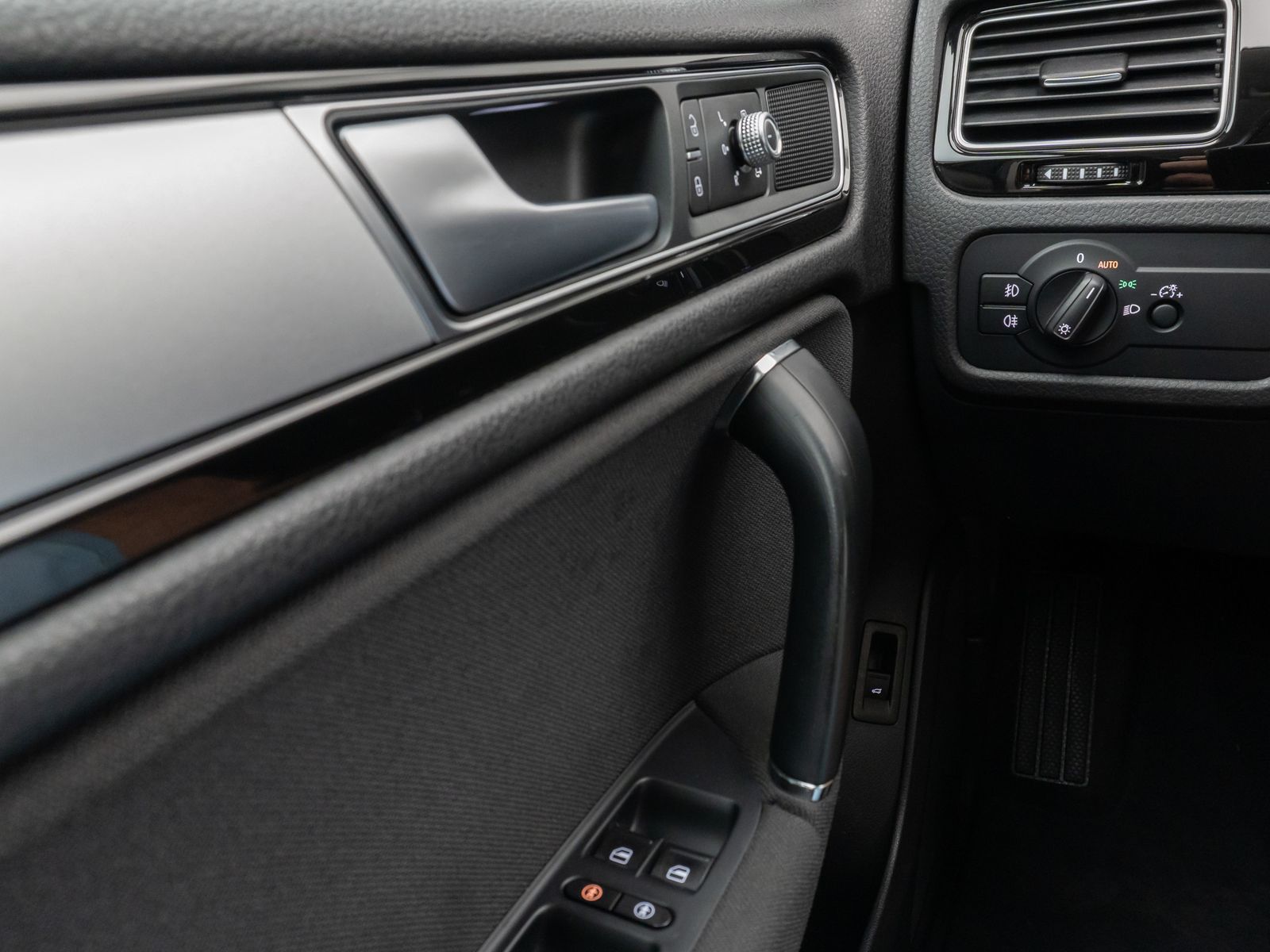 Fahrzeugabbildung Volkswagen Touareg 3.0 TDI V6 Terrain Tech 4Mot PDC BiXenon