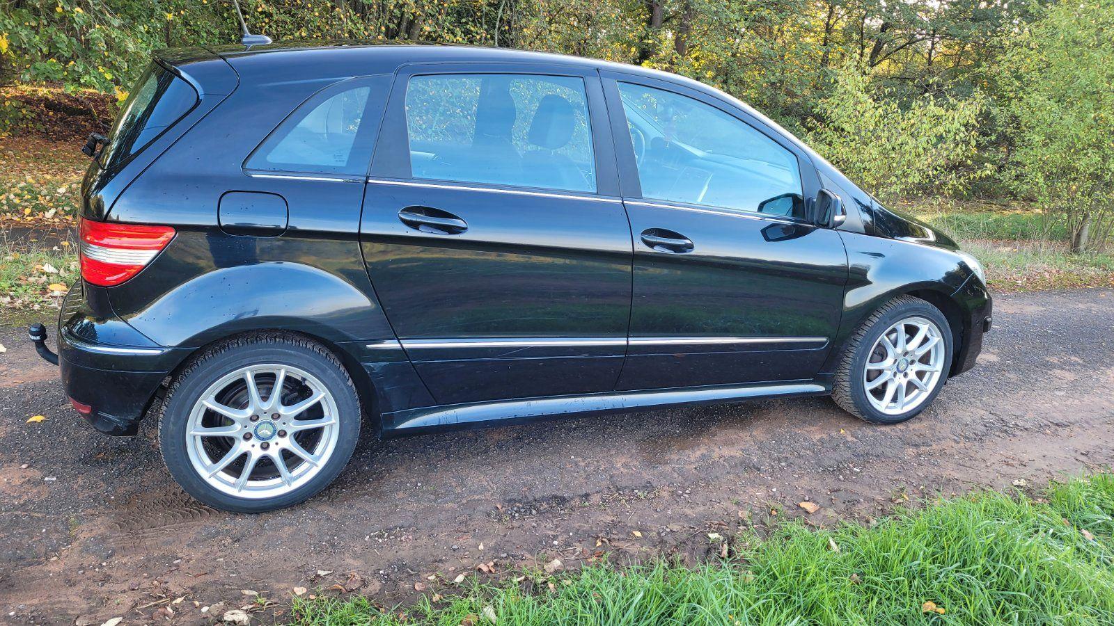 Mercedes-Benz B200 2011 — interior