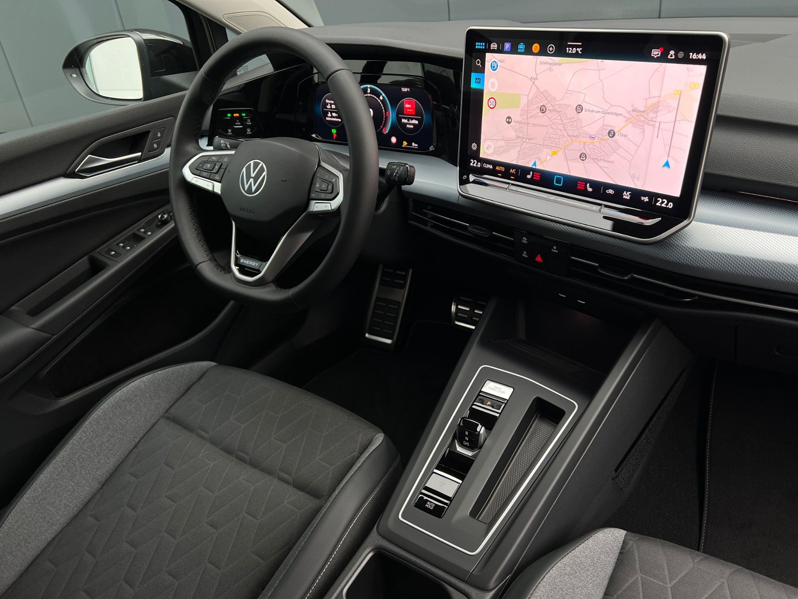 Fahrzeugabbildung Volkswagen Golf VIII Variant Life 2.0 TDI DSG *AHK, LED, AC