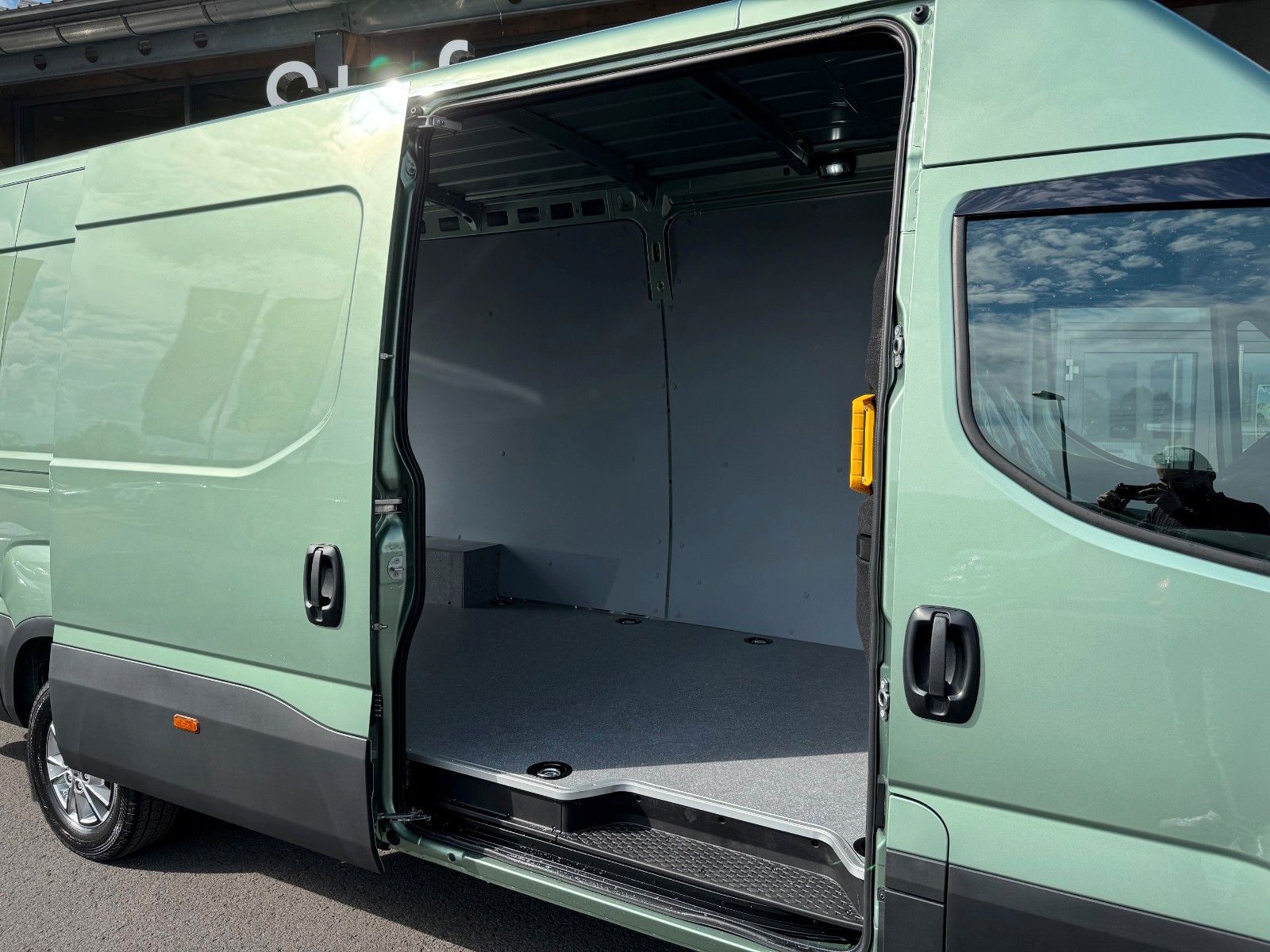 Fahrzeugabbildung Iveco Daily 35S18 HA8 3.0L *R4.100mm*Automatik*AHK*LED