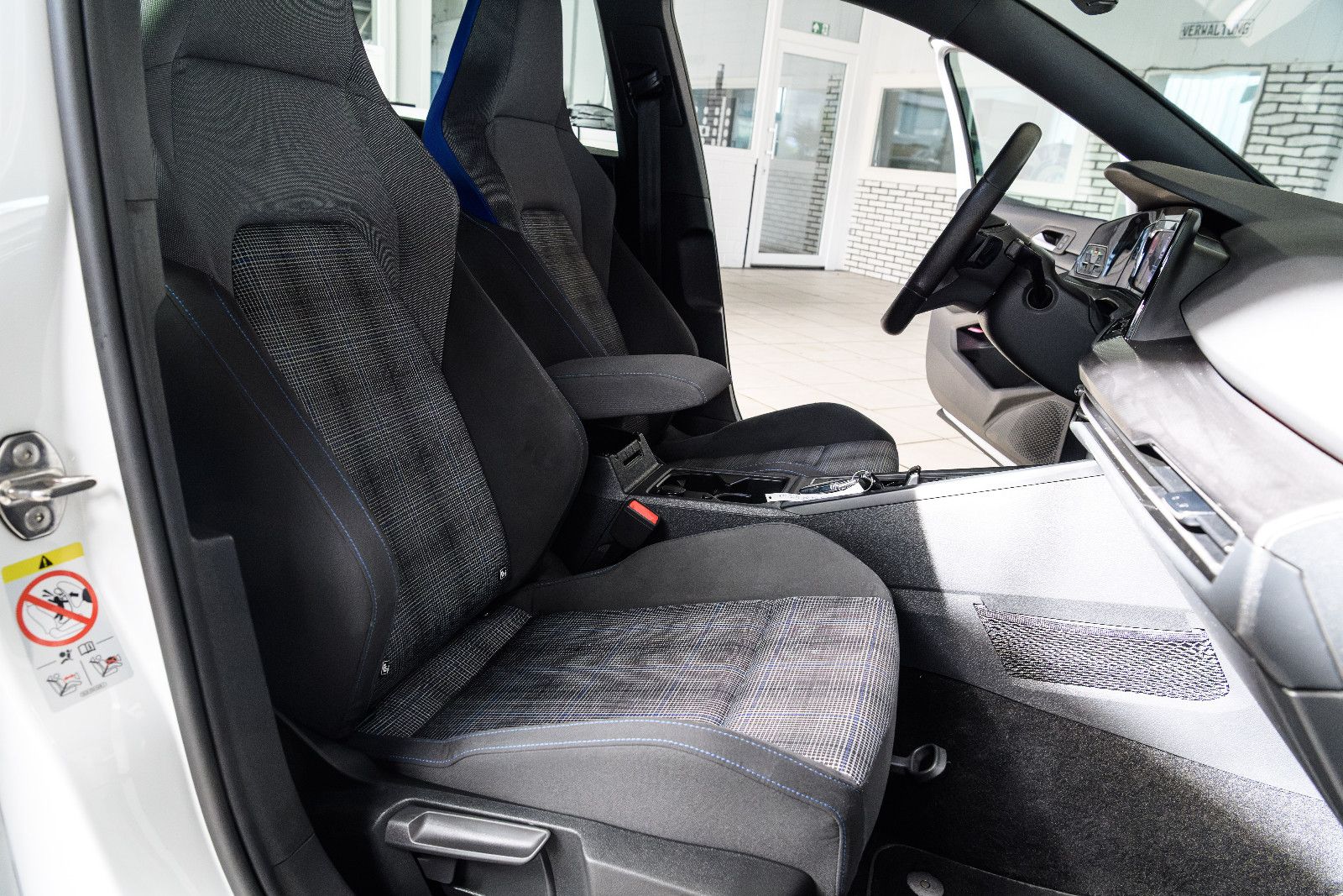 Fahrzeugabbildung Volkswagen Golf VIII Lim. GTE eHybrid +DSG+Navi+ACC