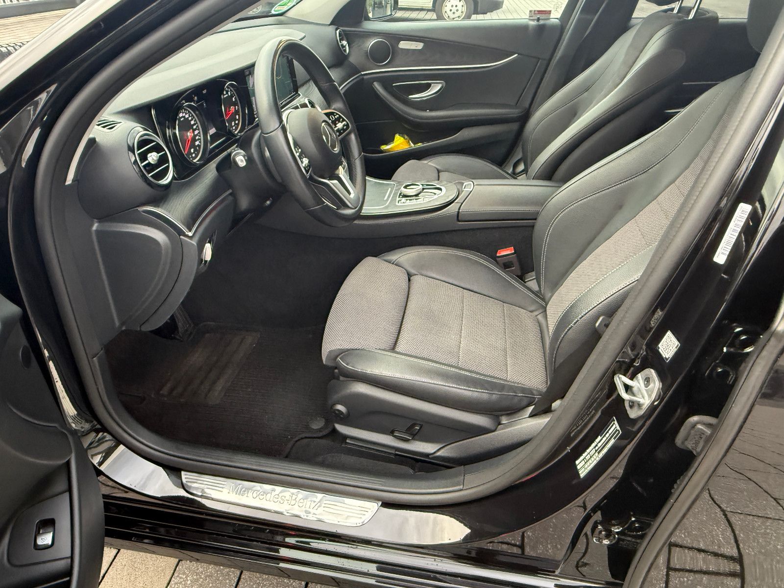 Fahrzeugabbildung Mercedes-Benz E 200 T Avantgarde NAVI KLIMAAUTO CAM LED SITZH.