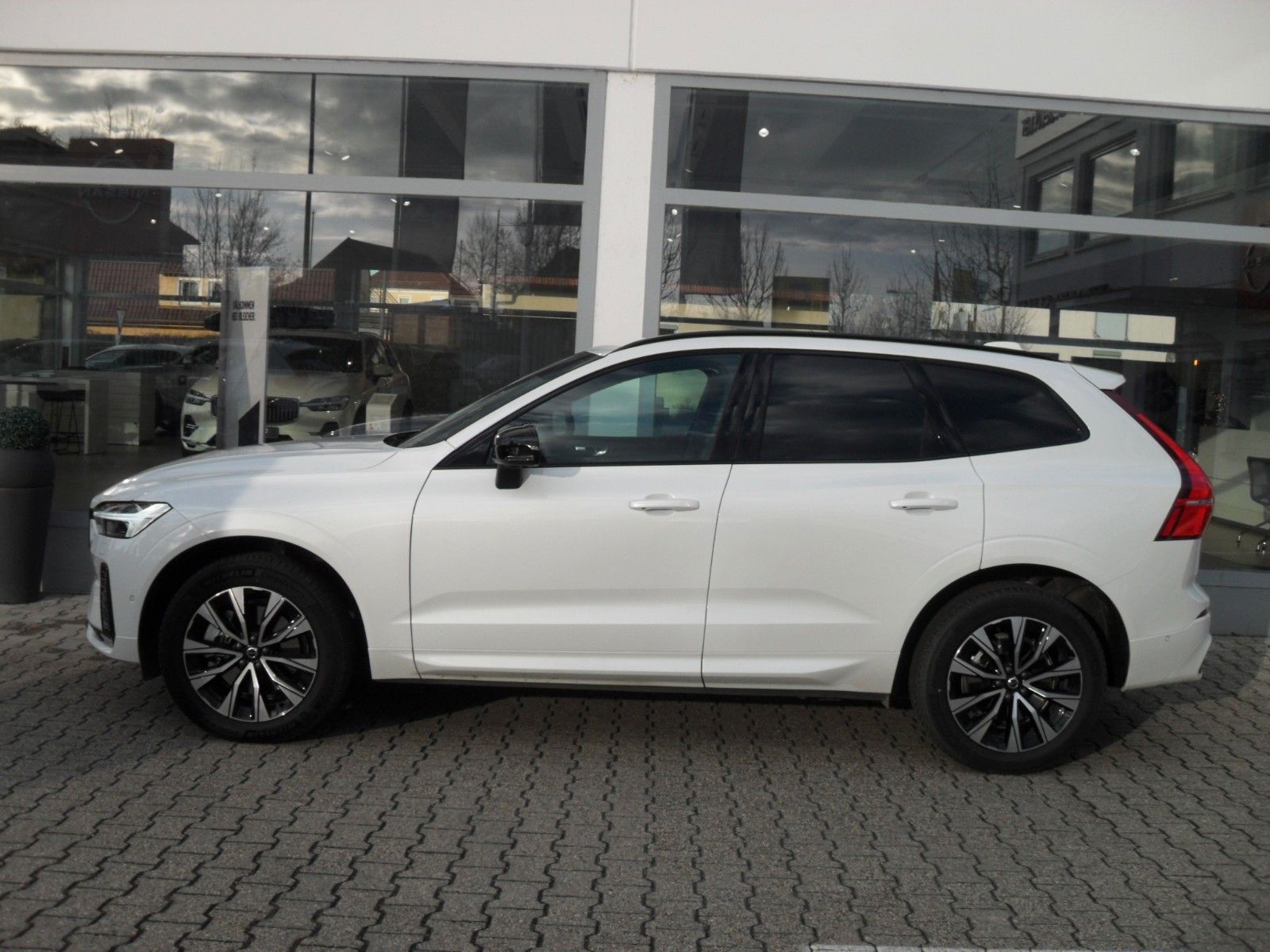 Fahrzeugabbildung Volvo XC 60 B4 Plus Dark 2WD