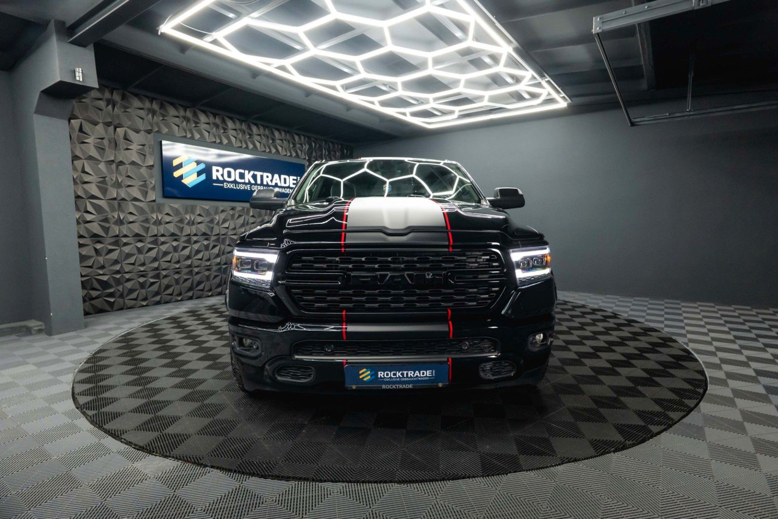 Fahrzeugabbildung Dodge RAM 5.7 V8 HEMI 4x4 OFFROAD Night-Paket LONGBED