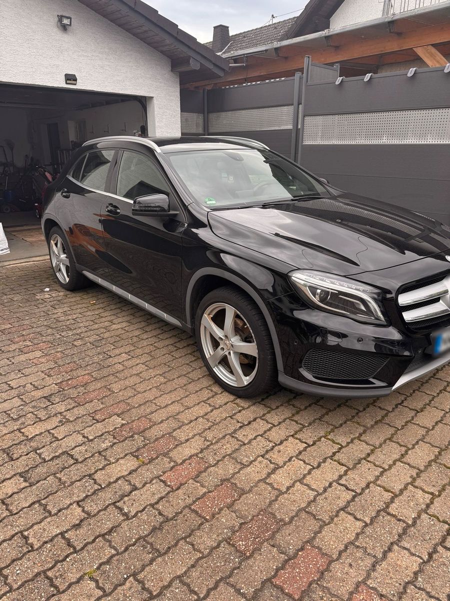 MERCEDES-BENZ Mercedes-Benz GLA 200 AMG Line