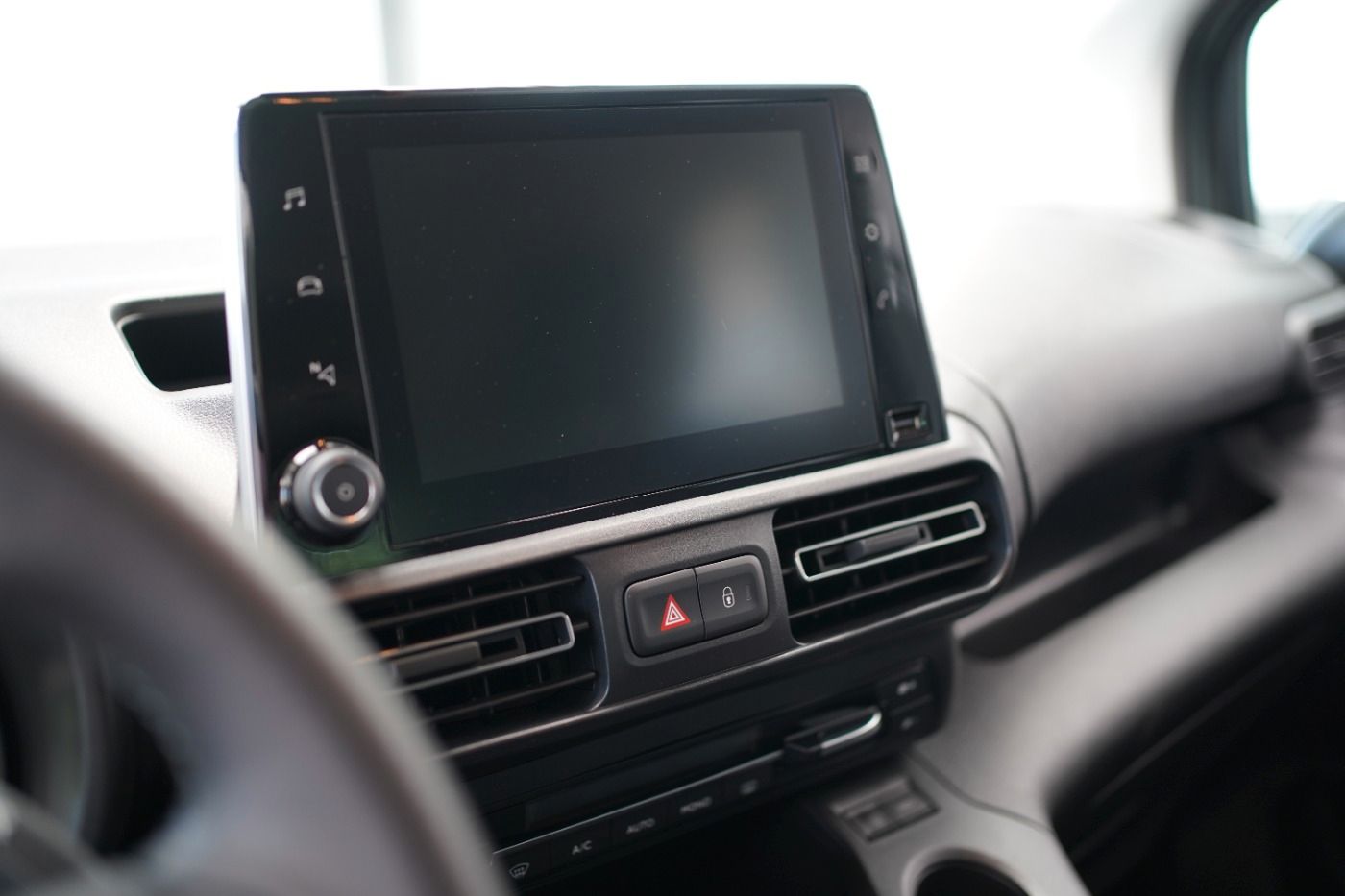 Fahrzeugabbildung Citroën Berlingo M PureTech 130 EAT8 Shine Automatik DAB