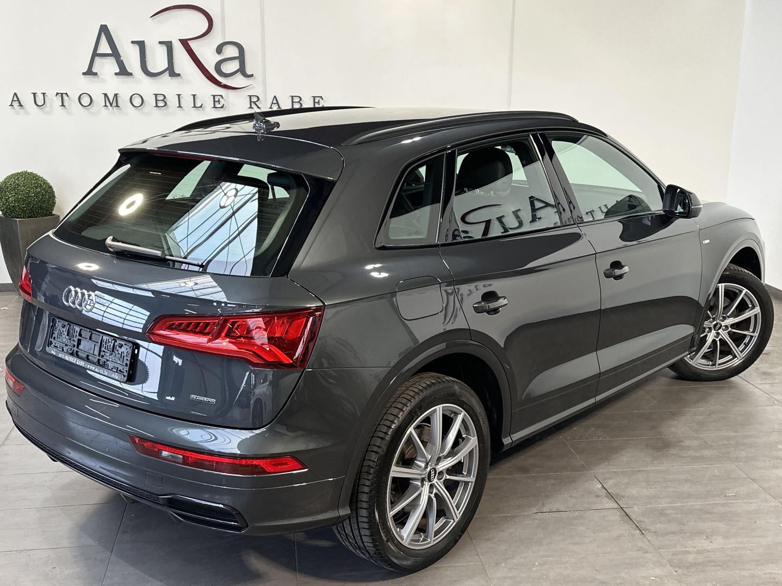 Fahrzeugabbildung Audi Q5 50 TFSI e Qu S-Line Black NAV+LED+20ZO+HEADUP