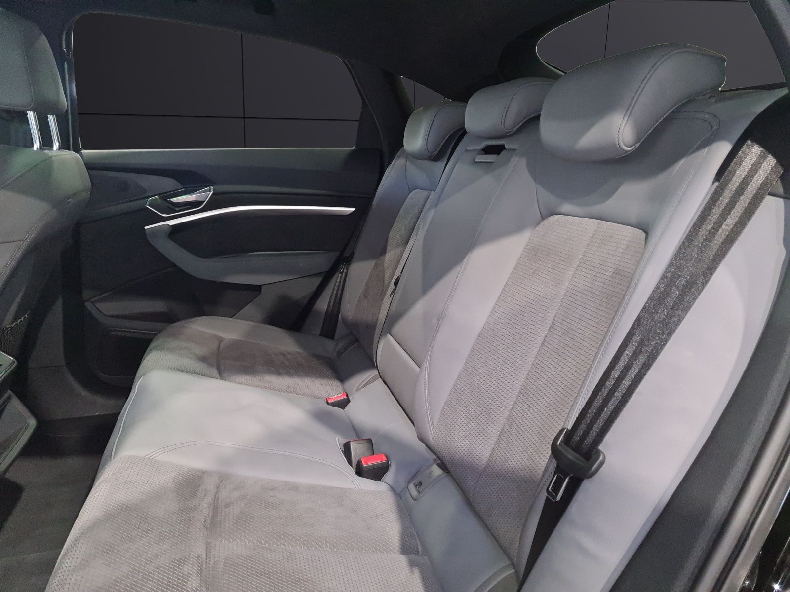 Fahrzeugabbildung Audi e-tron Sportback S AIR 21" AVC PANO AHK NAVI RFK