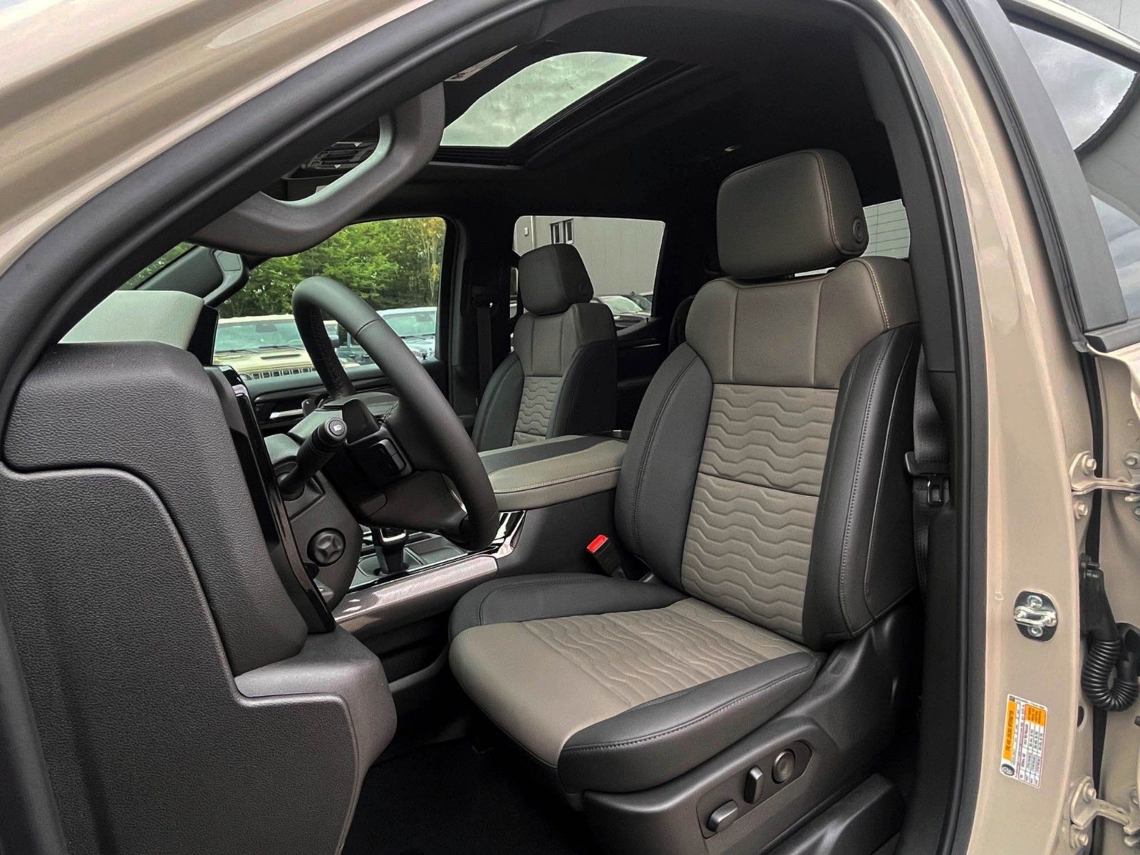 Vehicle photo 10