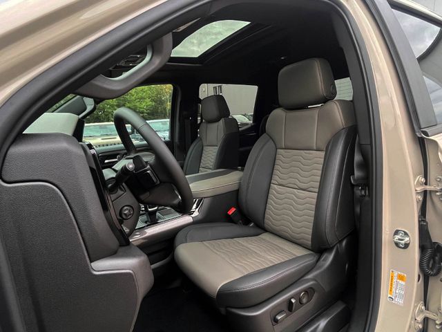 Vehicle photo 10