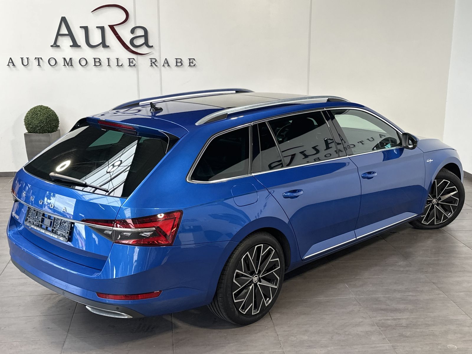 Fahrzeugabbildung SKODA Superb Combi 2.0 TDI DSG L&K NAV+LED+AHK+PANO+SH