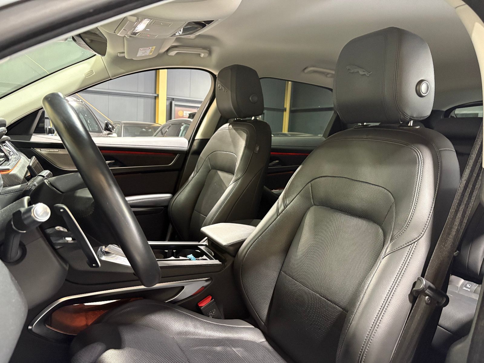 Fahrzeugabbildung Jaguar F-PACE SE AWD/D300/MEMORY/MASSAGE/APPLE/NAVI/KAM