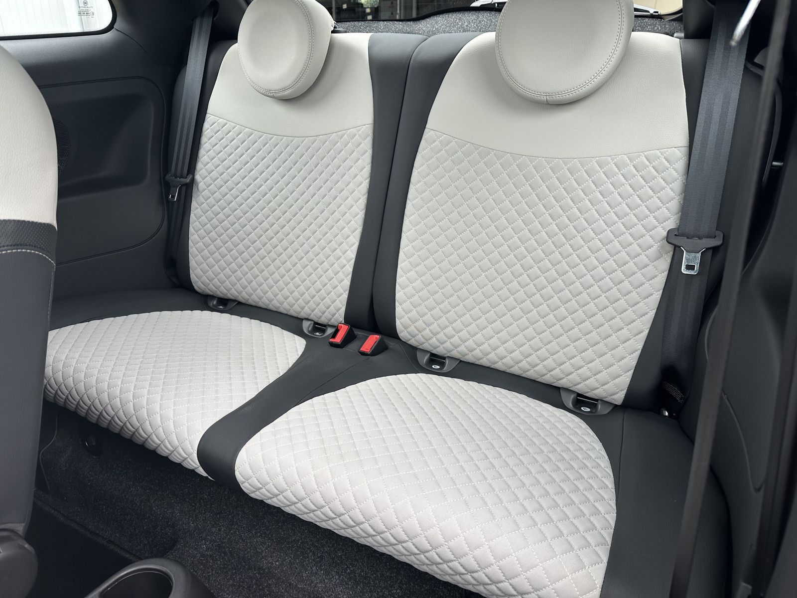 Fahrzeugabbildung Fiat 500 1.0 DolceVita PANORAMA+CARPLAY+TECH+PP+2HD