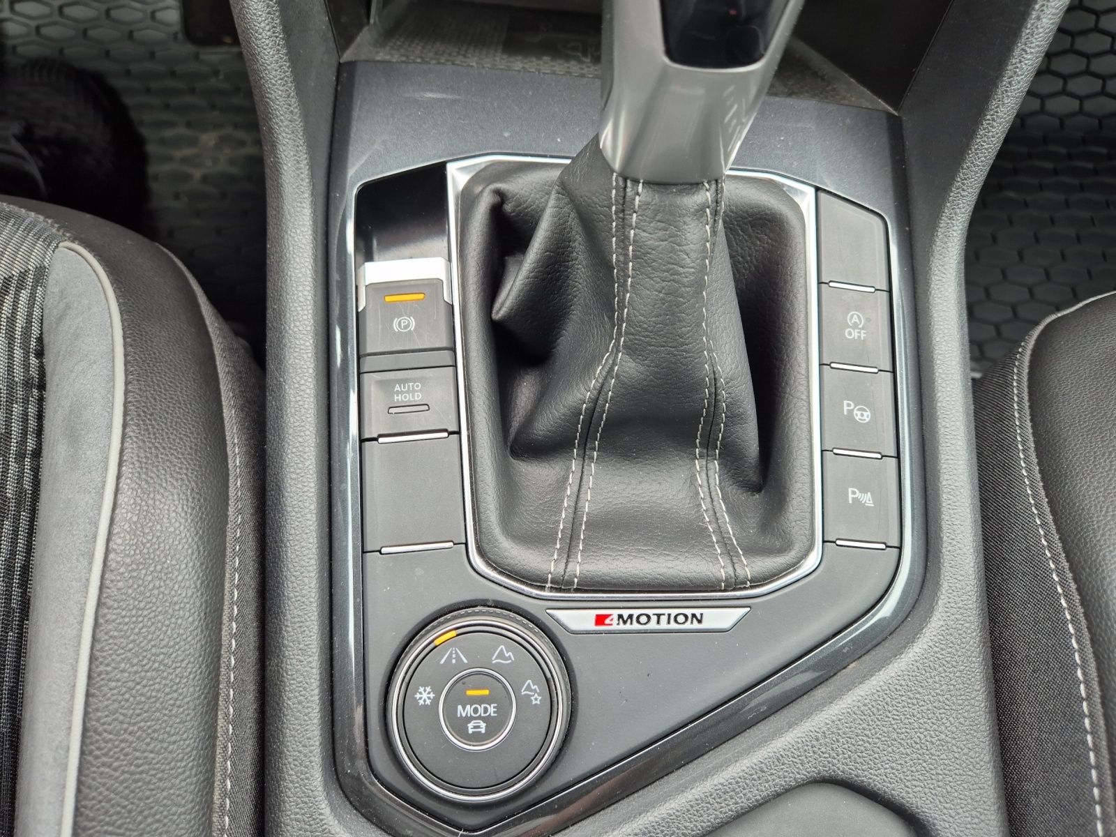 Fahrzeugabbildung Volkswagen Tiguan TSI R-Line 4M DSG Matrix AHK Navi ACC RFK