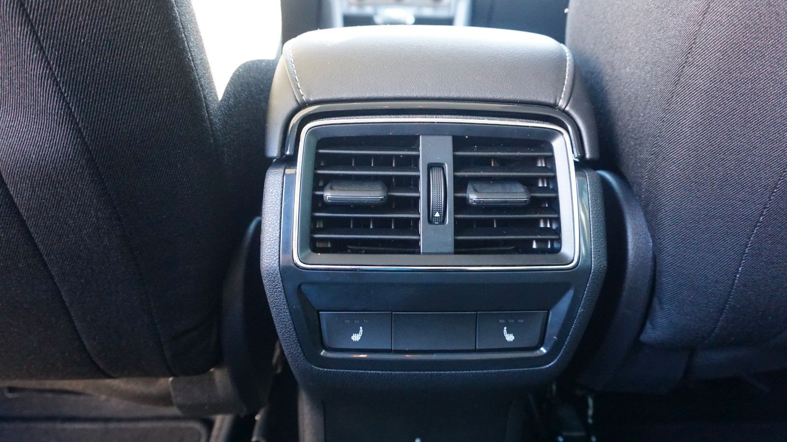 Fahrzeugabbildung SKODA Kodiaq Tour 4x4, LED,Navi,Kamera,SH,DAB,AHK