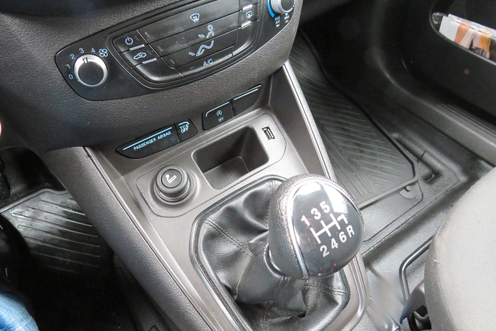 Fahrzeugabbildung Ford Transit Courier TREND NAVI SCHECKHEFT 1.HD