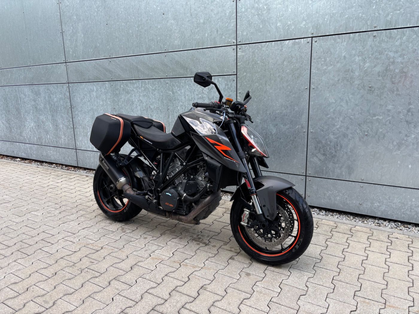 Fahrzeugabbildung KTM 1290 Super Duke R Akrapovic