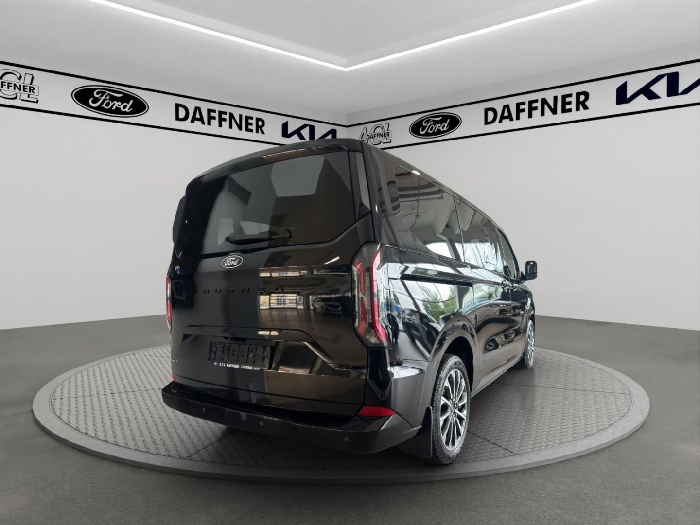 Fahrzeugabbildung Ford Tourneo Custom Bus Plug-in Hybrid 340 L1 Titaniu