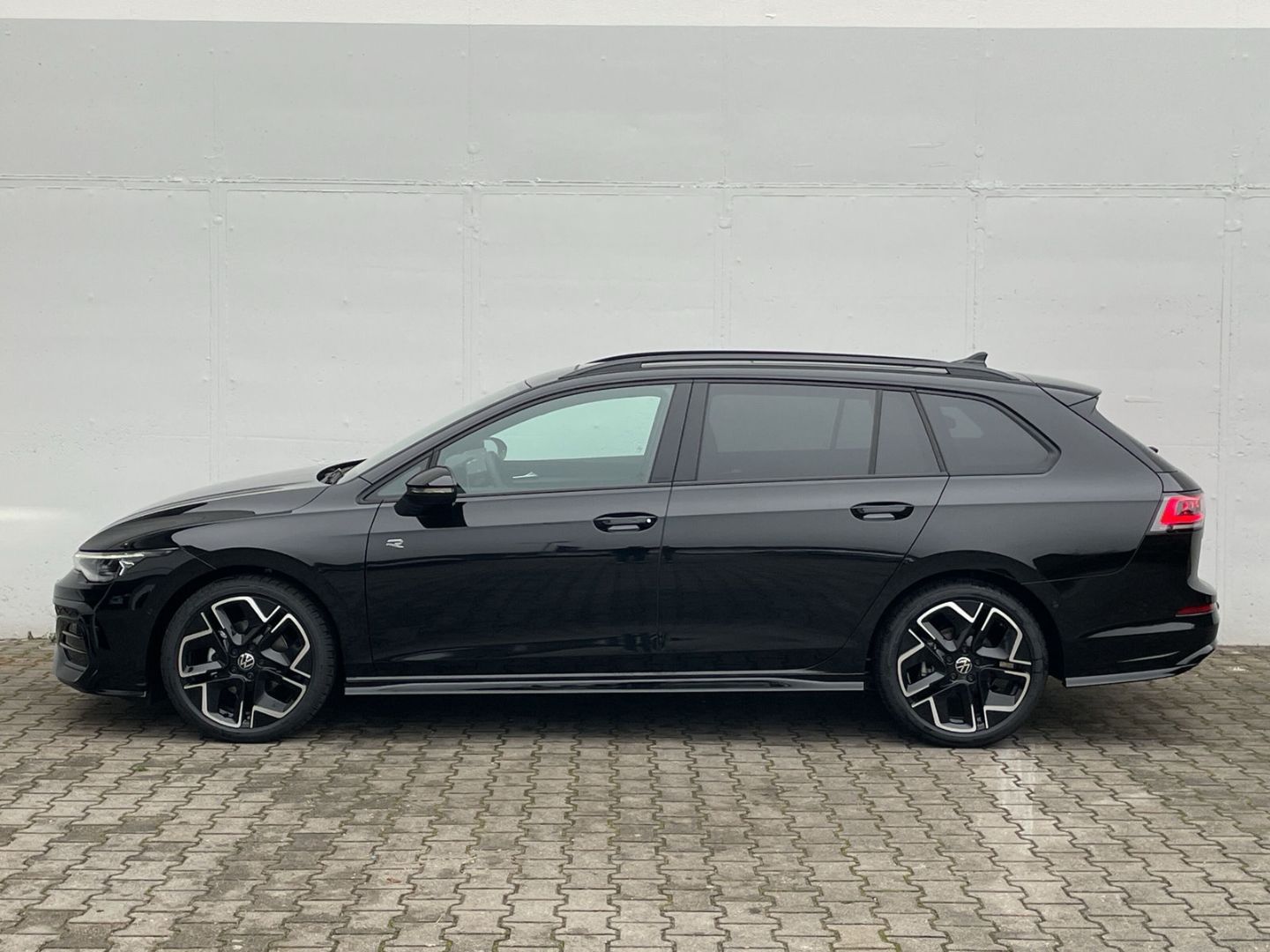 Golf Variant VIII R-Line 1.5 eTSI DSG AHK/Pano/H