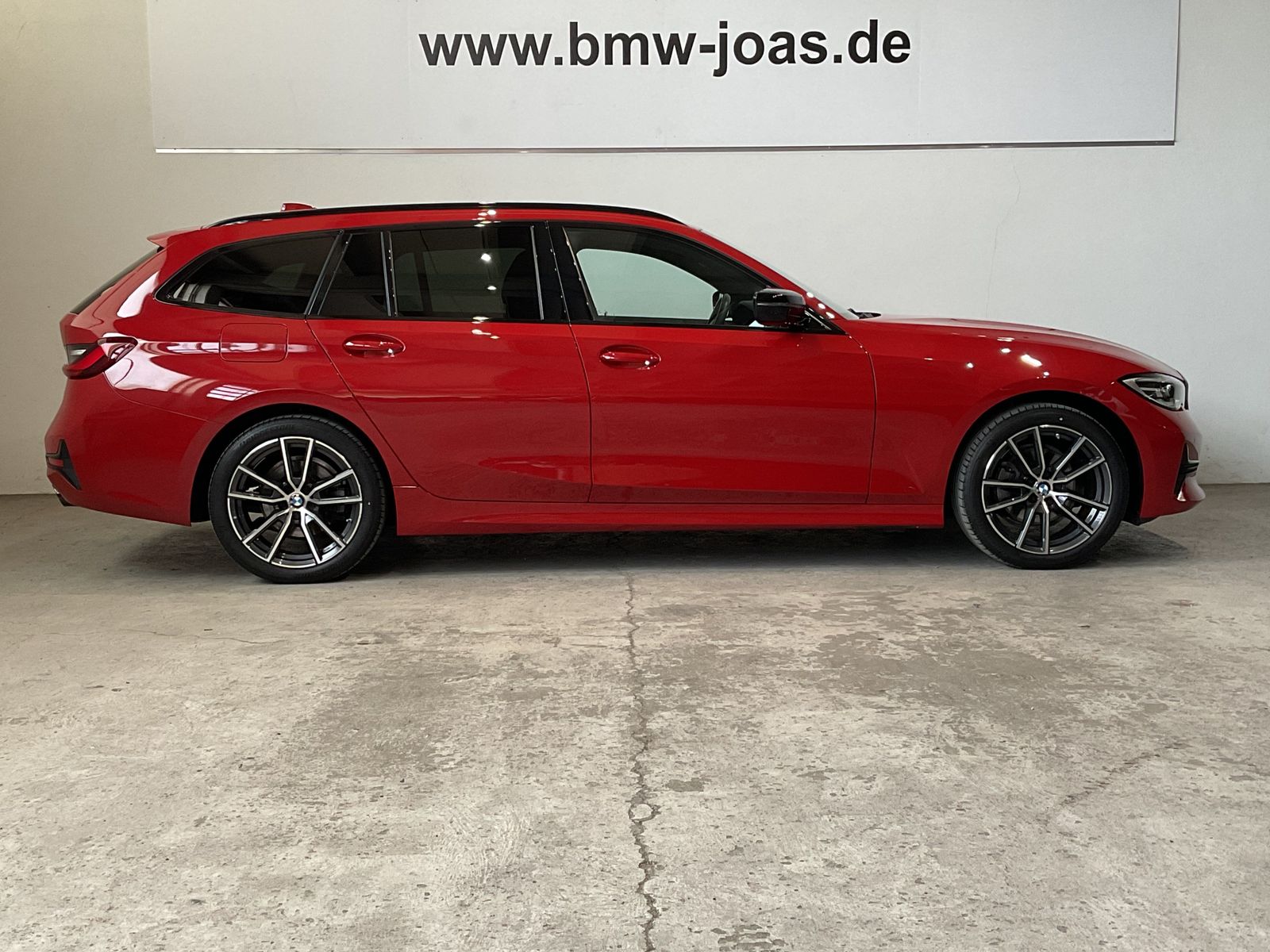 Fahrzeugabbildung BMW 320i Touring Sport Line M Lederlenkrad