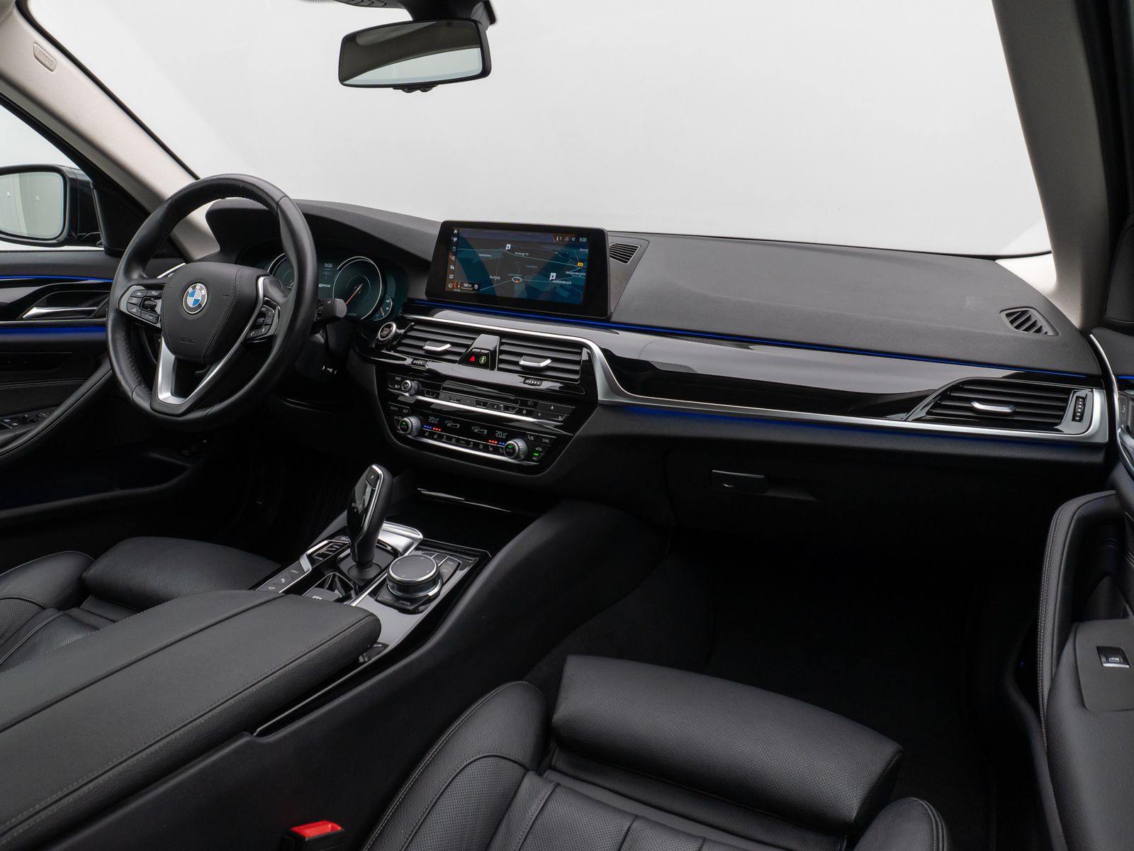 Fahrzeugabbildung BMW 530e iP Sport Line 360°HUD HiFi SoftCl Komfort