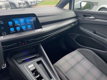 Volkswagen Golf VIII 2.0 TSI DSG GTI LED-PLUS CAM SHZ PDC