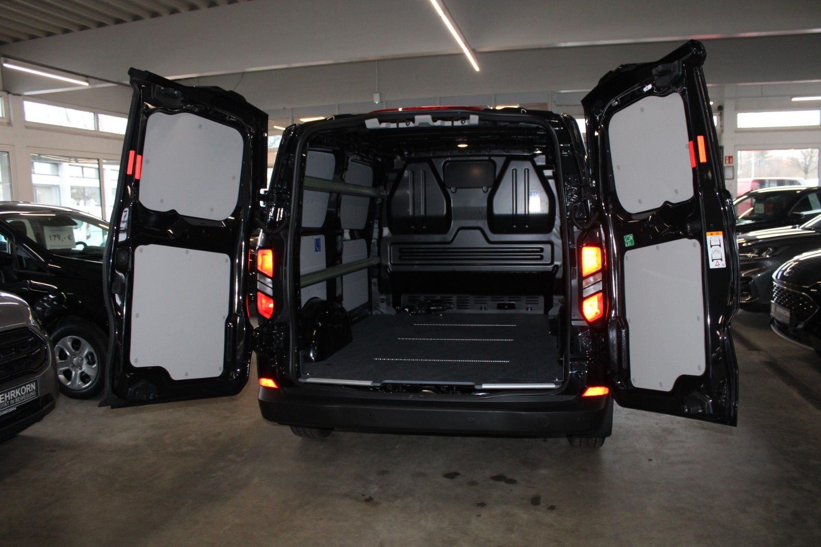 Fahrzeugabbildung Ford Transit Custom L1 TREND LED NAVI CAM ACC SHZ uvm