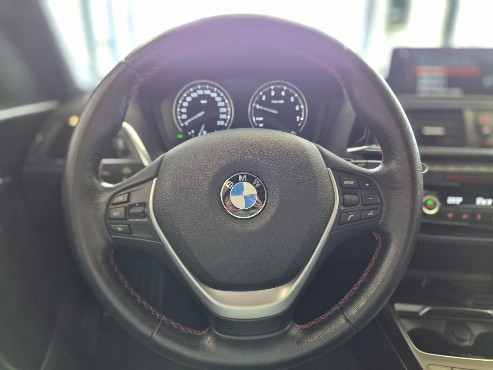 Fahrzeugabbildung BMW 120i Edition Sport Line Shadow/NAVI / AUTOMATIK