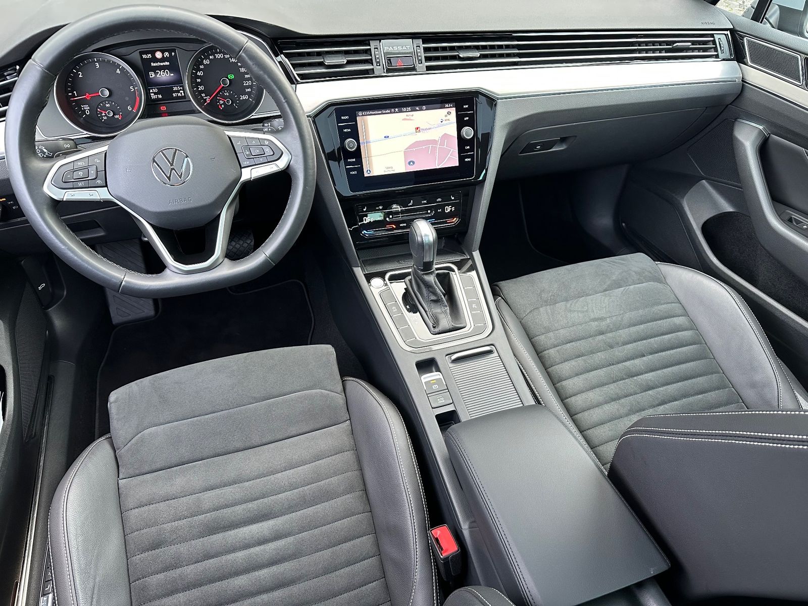 Fahrzeugabbildung Volkswagen Passat Variant 2.0 TDI DSG Elegance NAV+LED+PANO