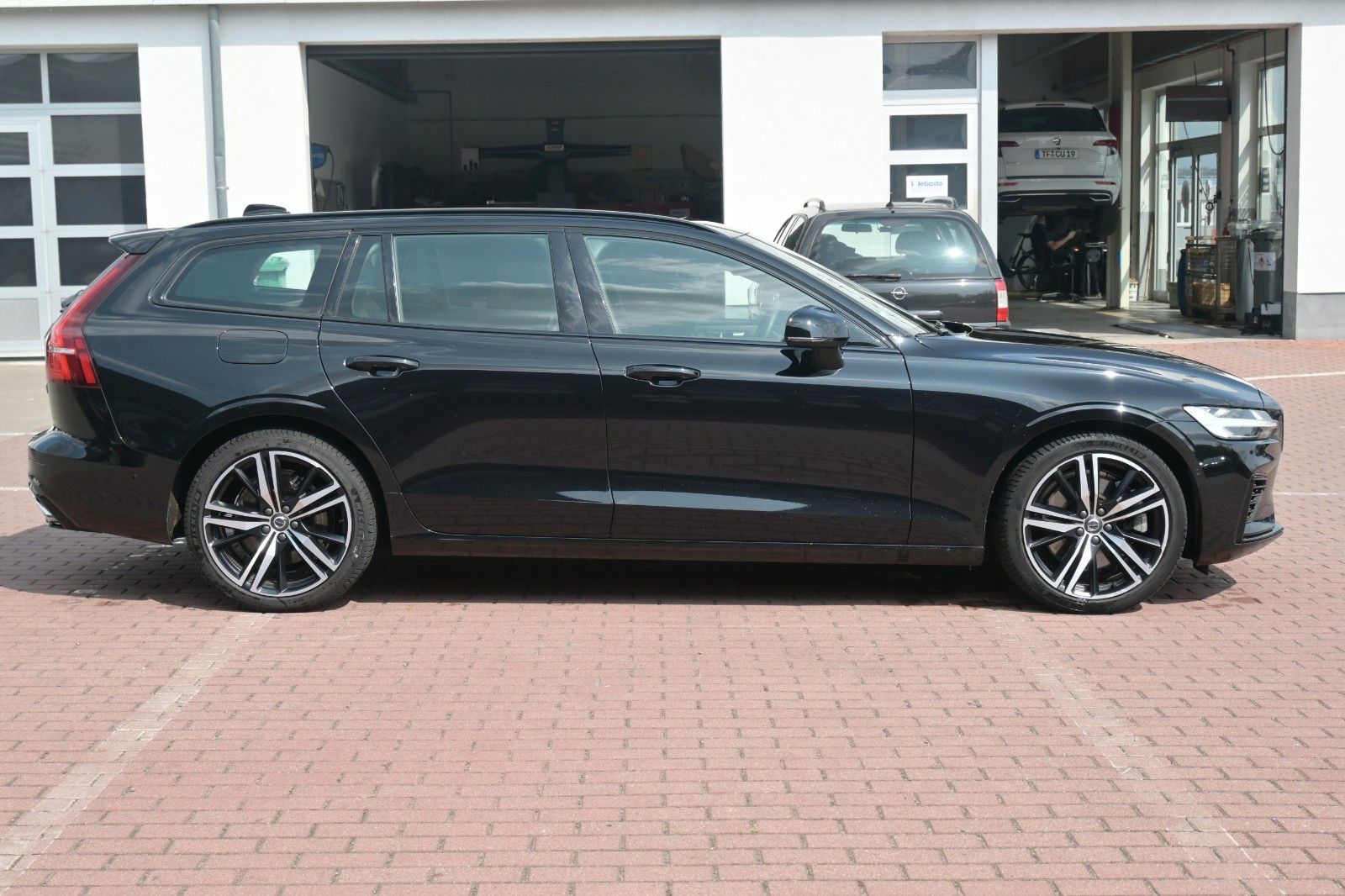 Fahrzeugabbildung Volvo Volvo V60 Recharge T8 AWD R-Design*PANO*360°*H/K