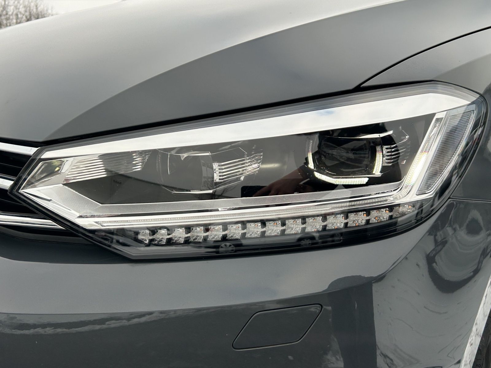 Fahrzeugabbildung Volkswagen Touran Highline TDI DSG LED ACC AHK SH Massage P