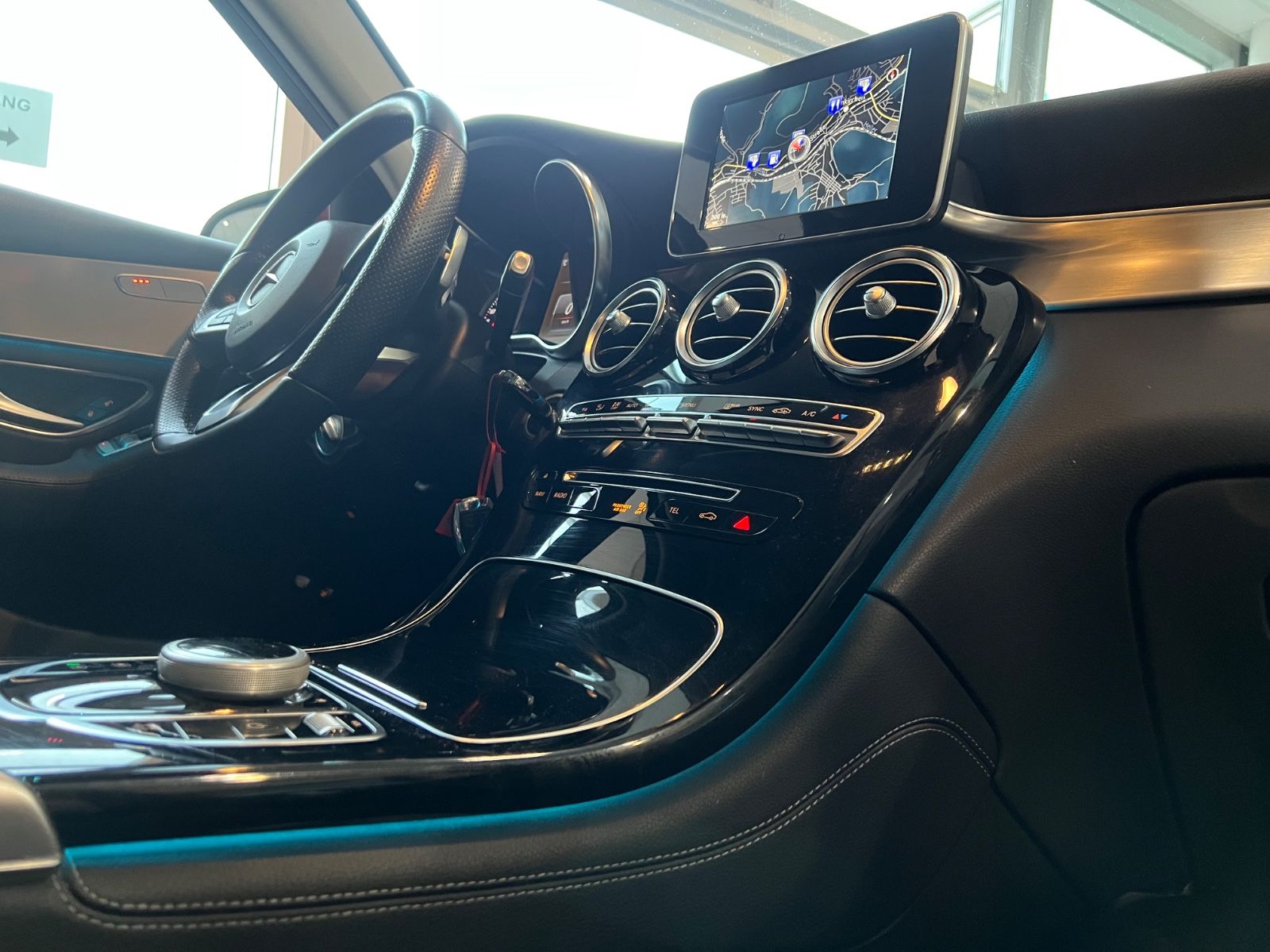 Fahrzeugabbildung Mercedes-Benz GLC 250 d 4Matic AMG LINE *DESIGNO-LACK*