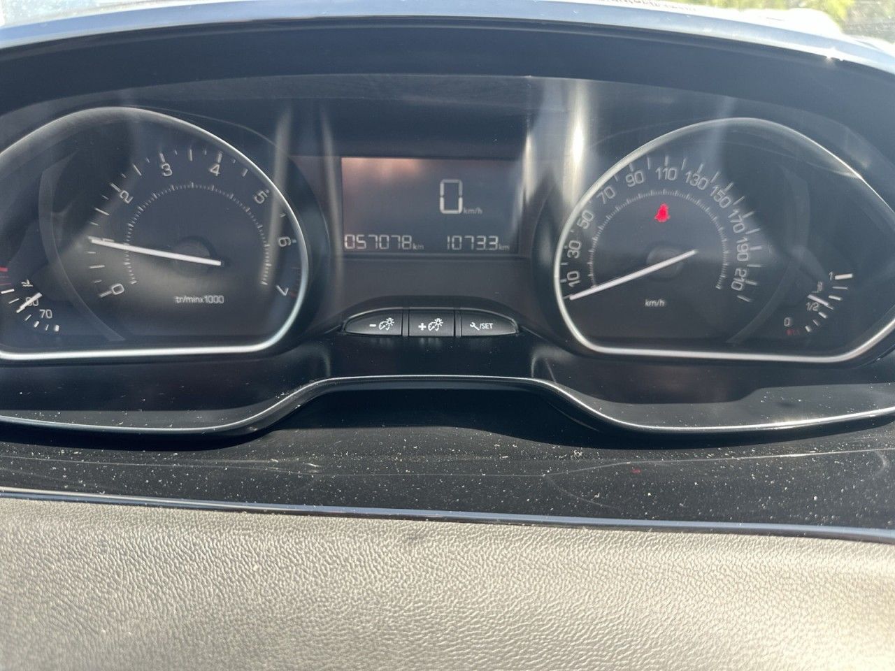 Fahrzeugabbildung Peugeot 208 PureTech 82 1.2*2Hnd-PDC-E6* - mit KI generiert/bearbeitet