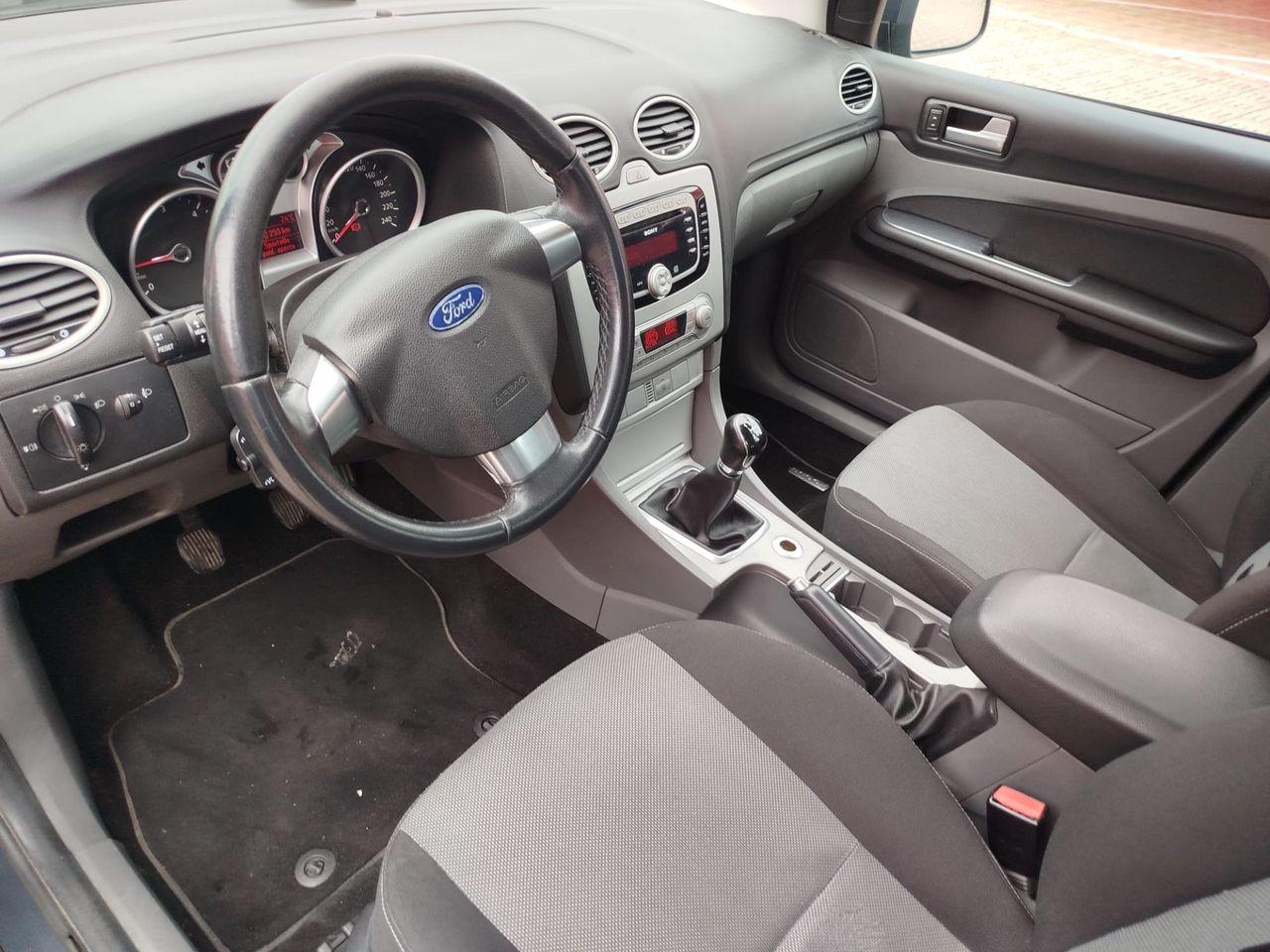 Ford Focus 2010 — photo 6