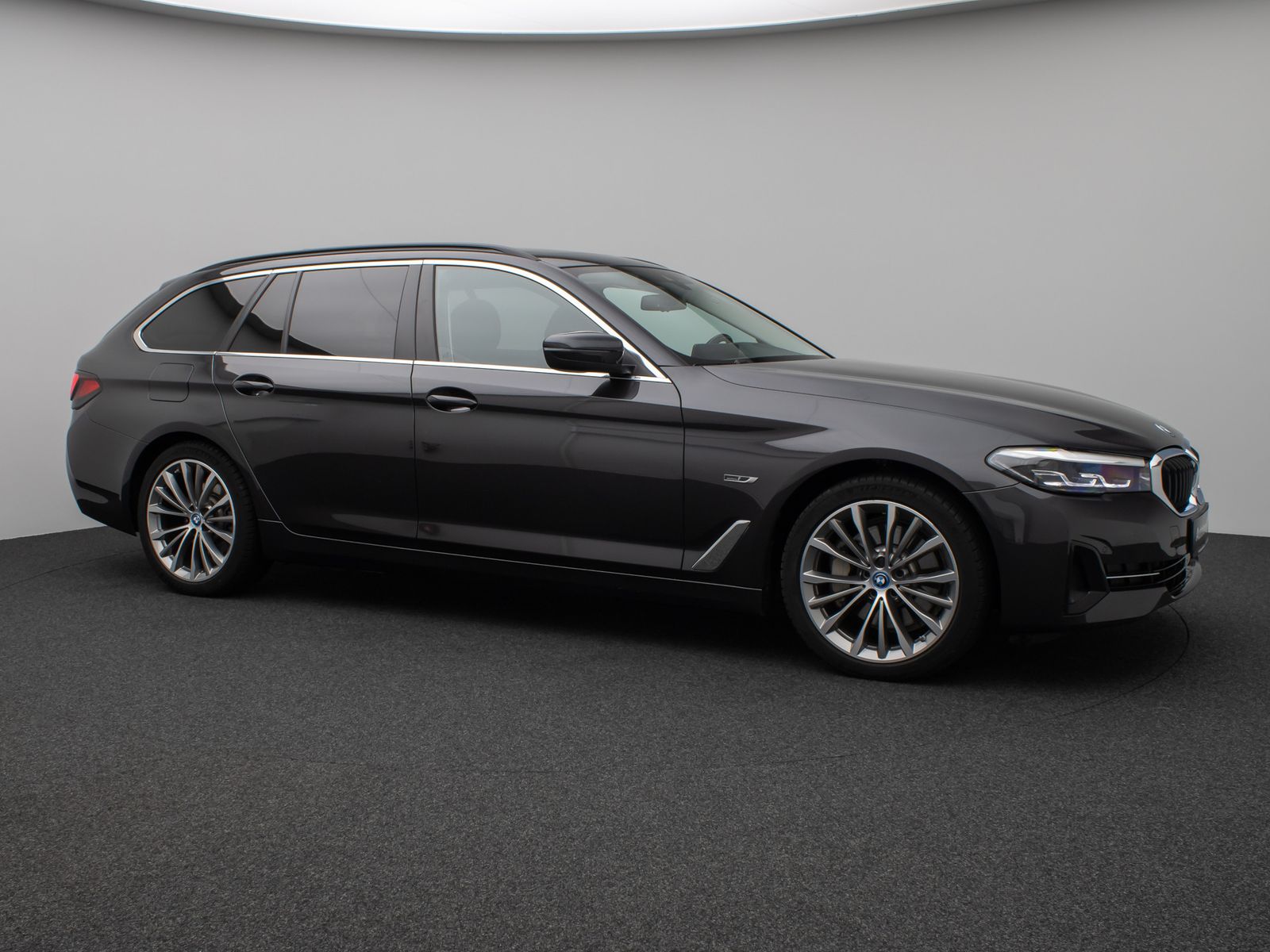 Fahrzeugabbildung BMW 530e xD Panorama DAB CockPitPro Alarm PDC 19Zoll