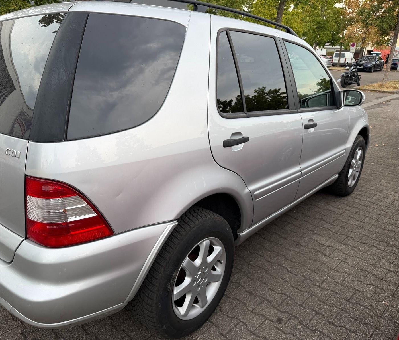 Mercedes-Benz ML270 2004 — interior