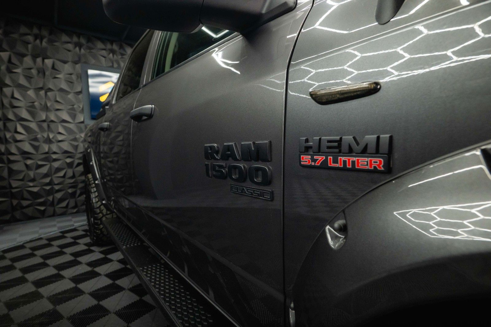 Fahrzeugabbildung Dodge RAM 5.7 V8 HEMI 4x4 OFFROAD Night-Paket *LED*AHK