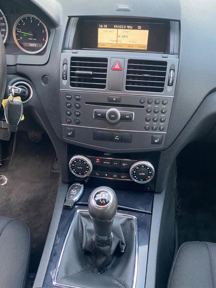 Mercedes-Benz C200 2010 — photo 9